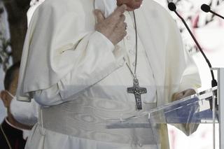 Papież założył maseczkę