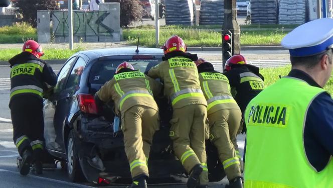 Karambol przy ul.Radzymińskiej przed ul.Rozwadowskiego. Zderzyło się 5 pojazdów.