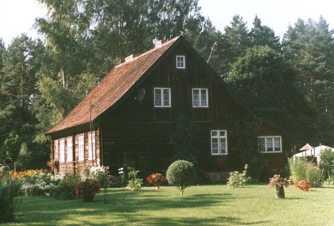 Ta wieś na Mazurach latem przyciąga tłumy. Była schronieniem dla pruskiego księcia przed dżumą