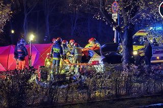 Potworny wypadek w Warszawie. BMW roztrzaskane o drzewo, kierowca zakleszczony