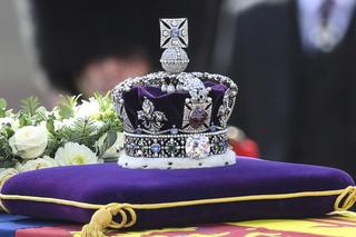 Korona królowej Elżbiety II. To blisko 3 tys. klejnotów