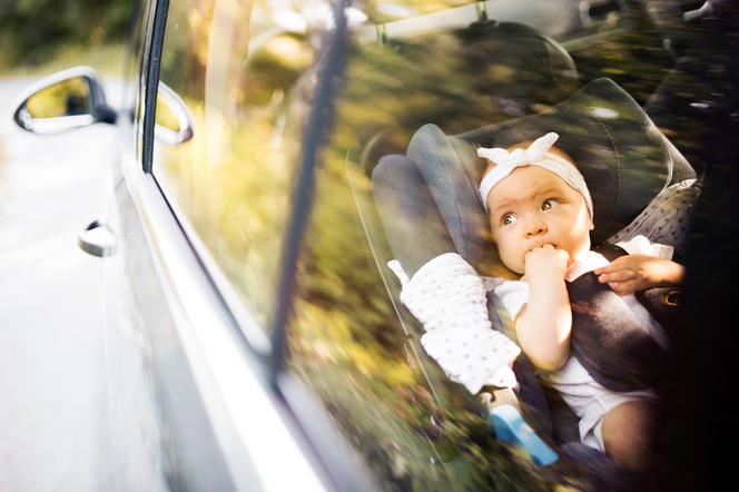 Uchylić szybę w samochodzie, czy włączyć klimatyzację? Co jest lepsze dla dziecka?
