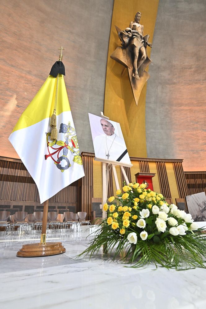 Warszawa żegna papieża Franciszka. Poruszające wpisy w Archikatedrze