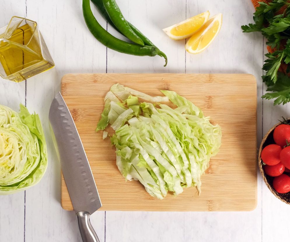 Ekspresowa sałata lodowa do obiadu - prosta surówka z sałaty lodowej