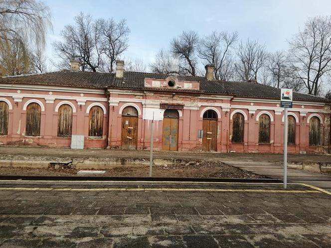 Niszczejący budynek dworca kolejowego w Mordach