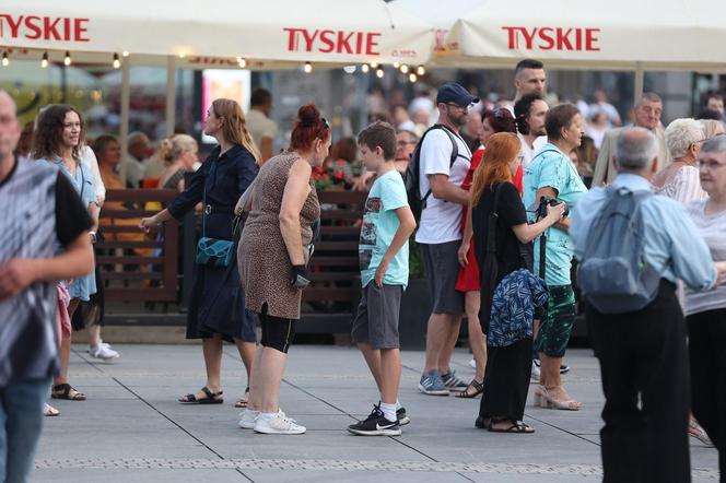 Potańcówki przed Teatrem Śląskim w Katowicach. "Roztańczony Wyspiański" porwał tłumy