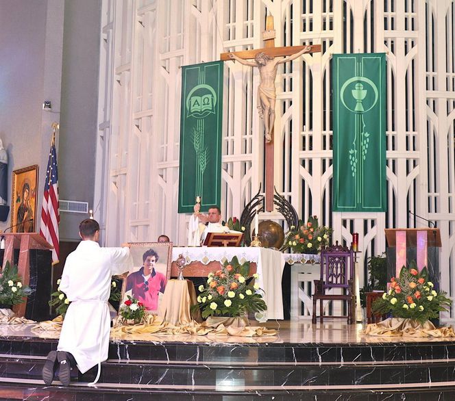 Polonia modliła się przy relikwiach pierwszego świętego millenialsa