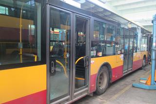 W wyniku strzałów w autobusie wybite zostały szyby