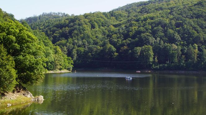 To najpiękniejsze jezioro na Dolnym Śląsku. Otoczone jest wzgórzami i lasami