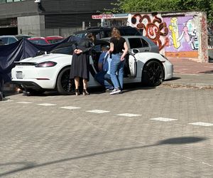  Makabra na Ochocie. Zwłoki w luksusowym białym Porsche. Na miejscu prokurator