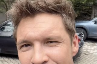 M jak miłość. Marcin (Mikołaj Roznerski) na planie