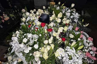 Grób 16-letniej Mai zasypały białe kwiaty. Zdjęcie nastolatki łamie serca!