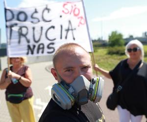 Protest mieszkańców w Letnicy. Czarny pył do domu leci, tak się truje nasze dzieci 