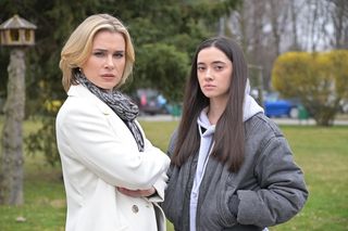 Pierwsza miłość odc. 4002. Milena / Angelika (Patrycja Franczak), jej matka Eliza (Anna Maria Sieklucka)