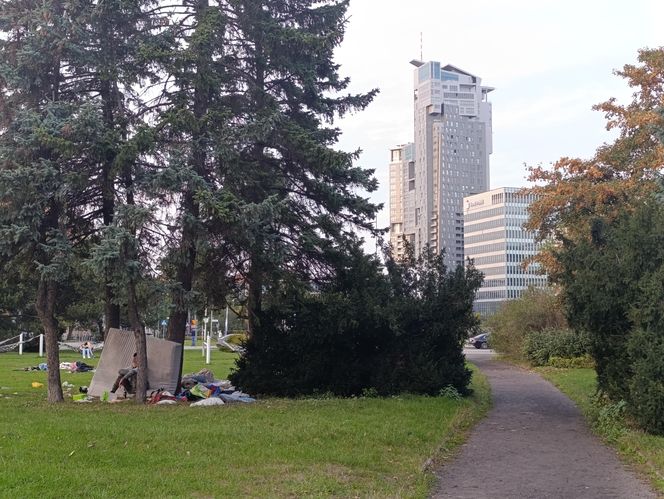 Śmieci i bezdomni w parku w centrum Gdyni