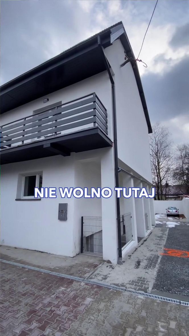 Kraków. Patodeweloperka na ul. Horaka. Balkon wybudowany pod ziemią.