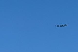 Marsz 4 czerwca. Nad Warszawą przeleciał samolot z napisem Do Berlina