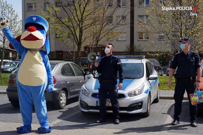 Urodzinowa niespodzianka dla chłopca objętego kwarantanną. Policjanci przygotowali wyjątkowy prezent [ZDJĘCIA, WIDEO]