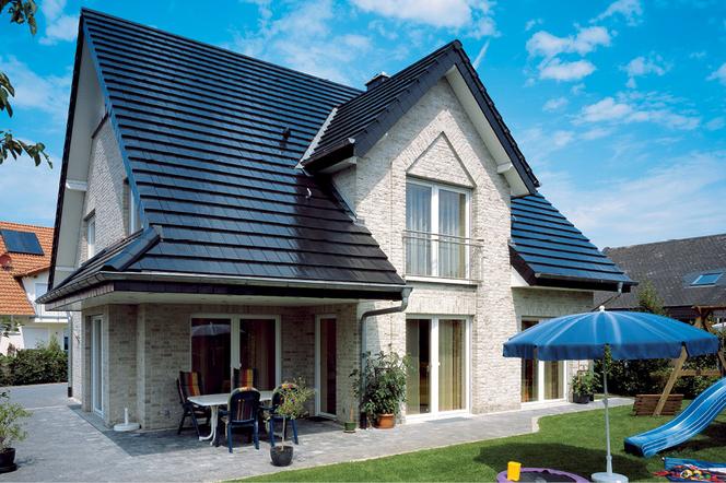 Popularne dachówki ceramiczne i cementowe na dachy skośne. Jakie mają właściwości? Jak je poprawnie układać?
