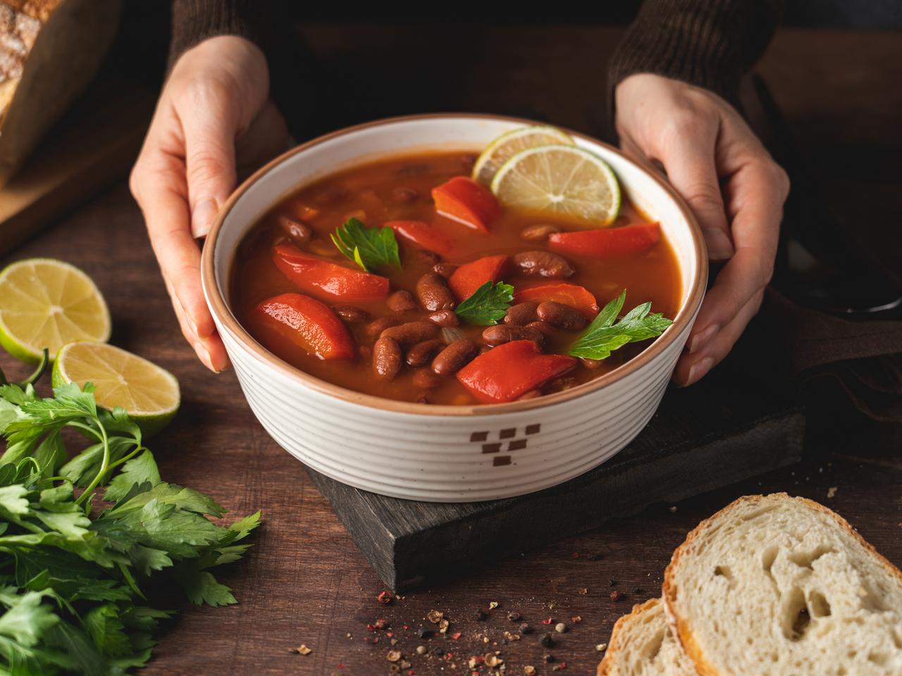 Ostra zupa fasolowo-paprykowa - dietetyczna, łatwa i przepyszna