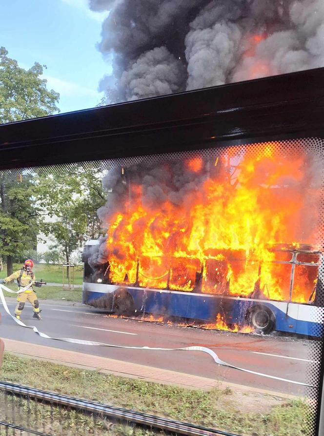 Pożar autobusu miejskiego w Krakowie. Pasażerowie uciekli w popłochu [ZDJĘCIA].