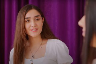 Kuzey i Bahar pójdą do salonu sukien ślubnych, by wybrać dla dziewczyny kreację.