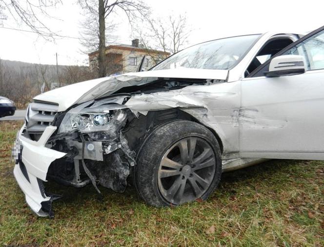 Mercedes Roberta N. rozbity podczas ucieczki przed policją