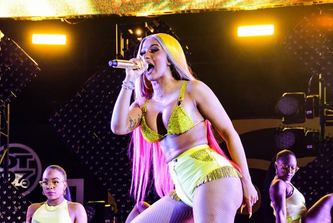Cardi B cała w ćwiekach. W takim stroju nie potrzebuje nawet ochrony!