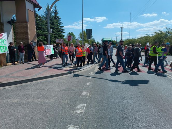 Mieszkańcy protestują: nie damy zabić się asfaltem. „Boję się o życie swojego półrocznego synka”