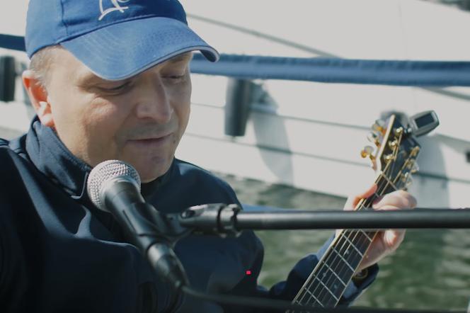 Burmistrz Giżycka rapuje i gra na gitarze! Karol Iwaszkiewicz w #Hot16Challenge2
