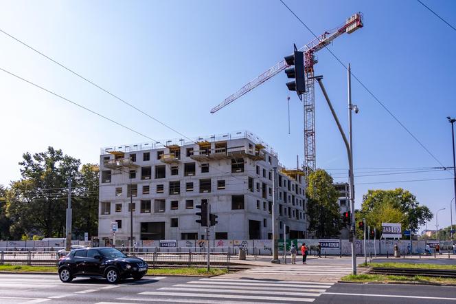 Budowa bloku TBS na skrzyżowaniu ul. Grójeckiej i Banacha w Warszawie