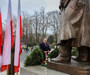 Złożenia wieńców przed pomnikami Ojców Niepodległości: Wincentego Witosa, Ignacego Jana Paderewskiego, Ignacego Daszyńskiego, Romana Dmowskiego, Wojciecha Korfantego i Marszałka Józefa Piłsudskiego.