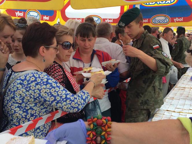 Gigantyczna kremówka papieska w Rzeszowie już rozdana!