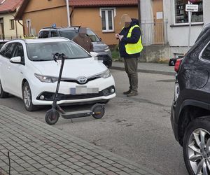 Nastolatki uderzyły w drzwi.