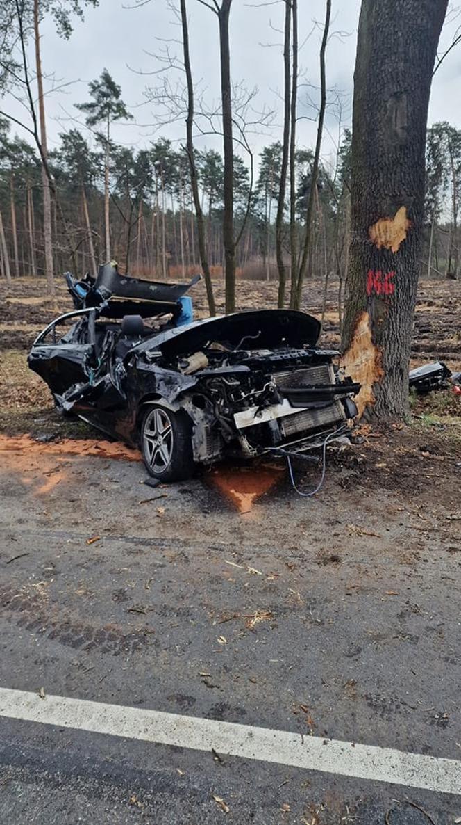 Śmiertelny wypadek w Bieruniu. Samochód uderzył w drzewo 