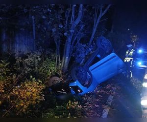 17-latek dachował osobówką. Wiózł młodszą i nietrzeźwą pasażerkę