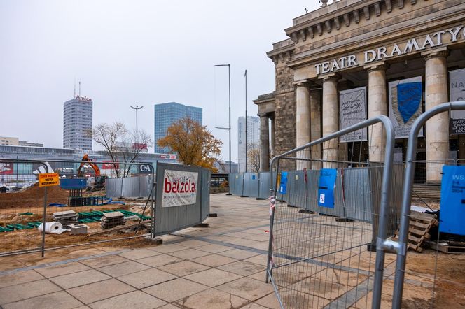 Trwa przebudowa części dawnego Placu Defilad w plac Centralny