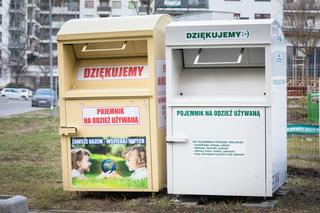 Łomża. Mężczyzna wpadł do pojemnika na odzież. Strażacy użyli piły