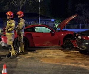 Młody kierowca rozbił porsche za 700 tys. zł! Uderzył w osobowe audi na prostej drodze