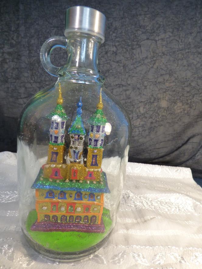 Miniatury szopek krakowskich zamyka w butelce