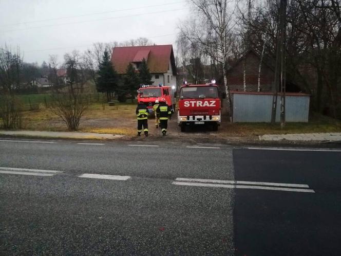 Samochód DACHOWAŁ tuż pod oknami domu w Tworkowej! To CUD, że nie było ofiar śmiertelnych