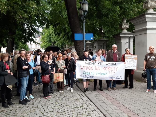 "Ani Jednej Więcej. Przestańcie nas zabijać". Kobiety w Rzeszowie wyszły na ulicę!