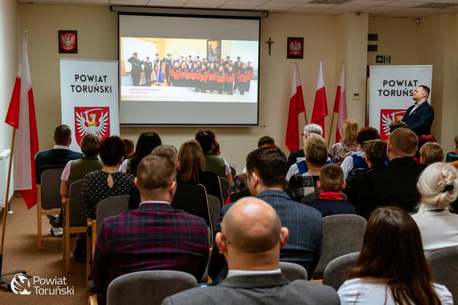 „Niech połączy nas hymn” - piękna, kolorowa premiera w siedzibie Starostwa Powiatowego