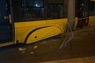 Wykolejenie tramwaju w Warszawie. Pojazd wjechał na przystanek i skasował barierki