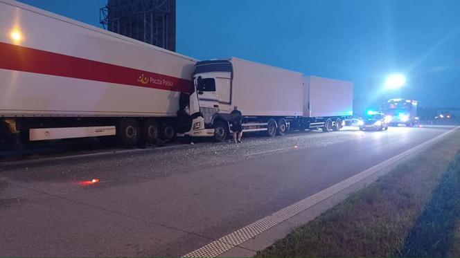 Groźny wypadek na A1. Kierowca ciężarówki wjechał w iveco Poczty Polskiej