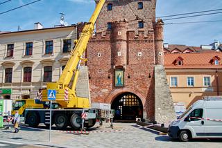 Montaż kraty bronnej w Bramie Krakowskiej