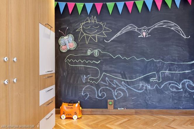 Ciemny kolor ścian w pokoju dziecka