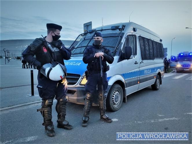 Derby Dolnego Śląska: Kibice zgromadzili się pod stadionem. W kierunku policjantów poleciały race 