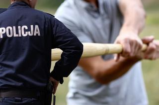 Piła. Ojciec z córką brutalnie pobili mężczyznę. W ruch poszły kije bejsbolowe!