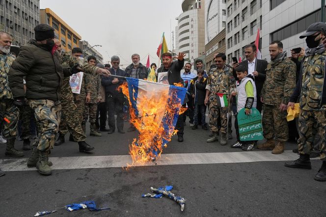Izraelski dron zaatakował jeden z zakładów na polach gazowych na południu Iran, doszło do potężnego wybuchu i pożaru.